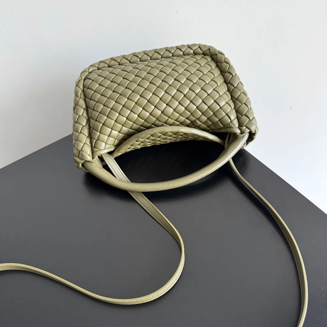 Batch 1760 BOTTEGA VENETA's new mini COBBLE bag. This season's mini Cobble series brings a new style of handbag. The body of the bag resembles the shape of a "Yuanbao", giving you good luck throughout autumn and winter! This Yuanbao bag is made of three pieces of quilted cotton and has an unlined body, showing its quiet power. The bag is carefully designed to create a three-dimensional look. The joints and edges are decorated with lambskin strips to create a sense of simplicity. The handbag is not lined, so you can directly appreciate the consistent lambskin on the outside and inside. It is beautiful both inside and outside. The top handle of this handbag is made of leather-wrapped rope and is quite sturdy. The detachable shoulder strap is secured by a leather buckle inside the bag. Can be carried by hand, carried on the shoulder or cross-body, very easy to match! Style number: 805739 Size: 23*11*8cm